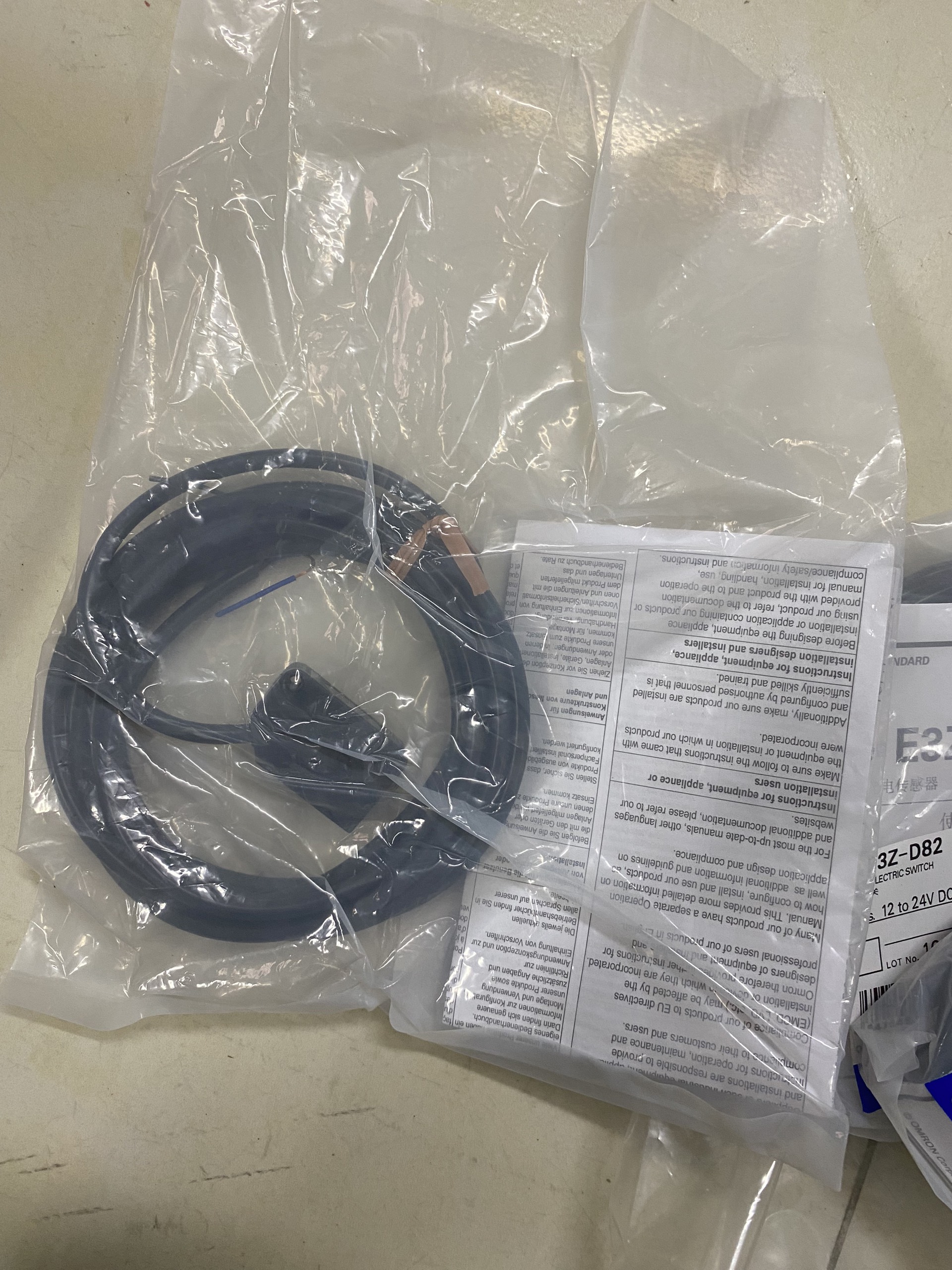 Cảm biến quang E3Z-D82