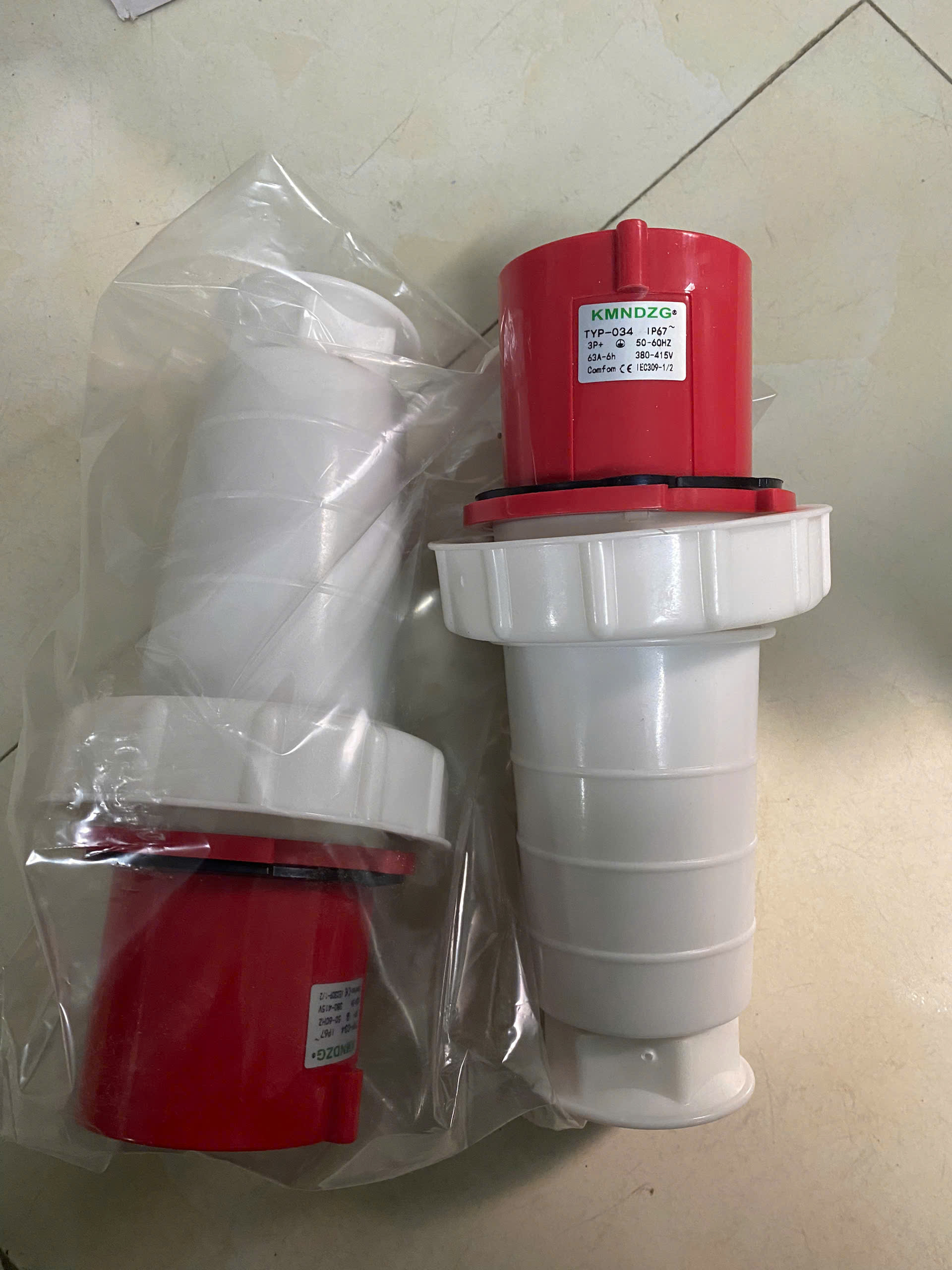 Phích cắm công nghiệp 3 pha 4 chấu 63A